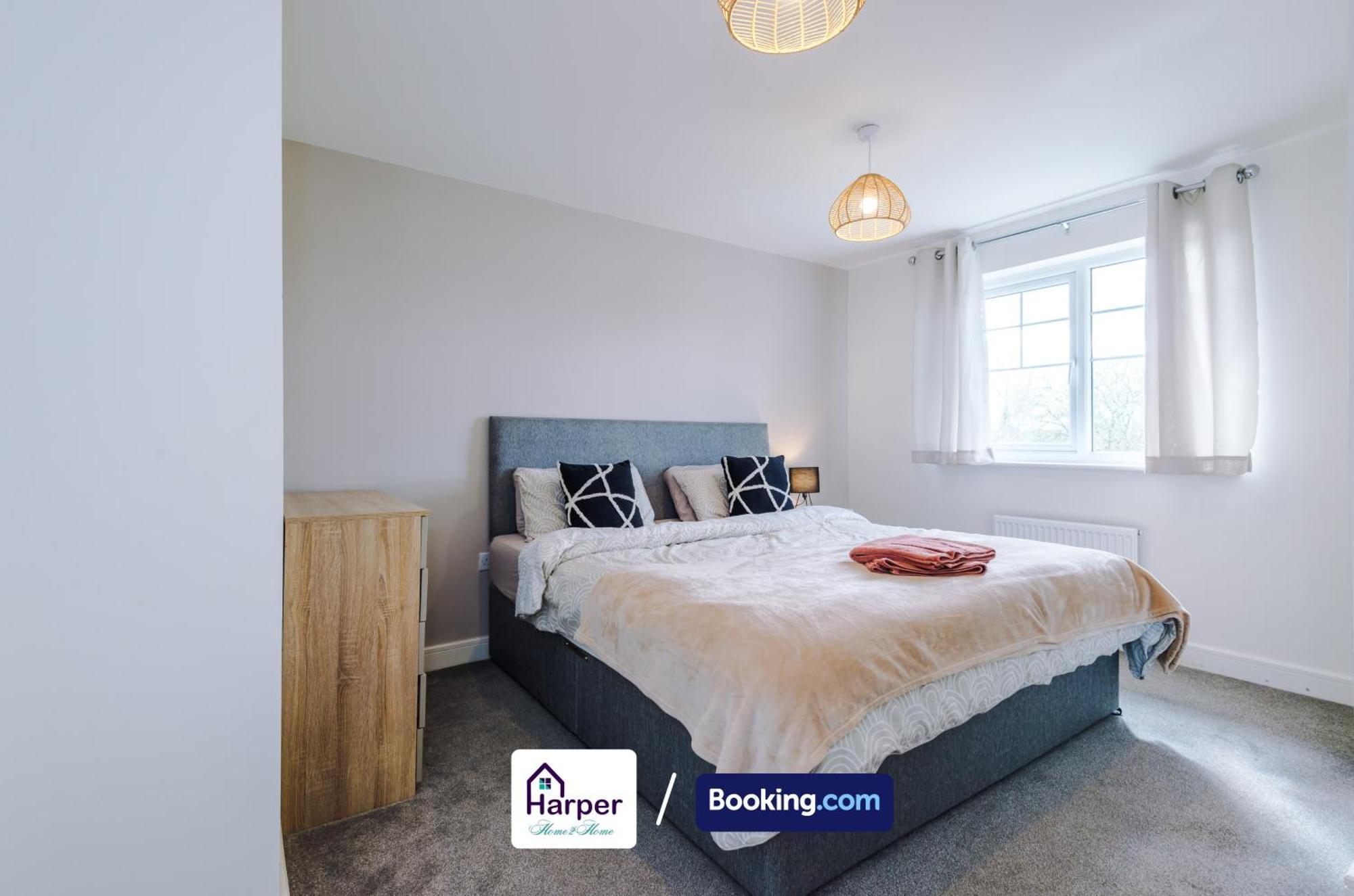 Prime Location 3 Storey By Harperletting Short Lets & Serviced Accommodation Chester With Driveway Long Or Short Stays Hough Green Экстерьер фото