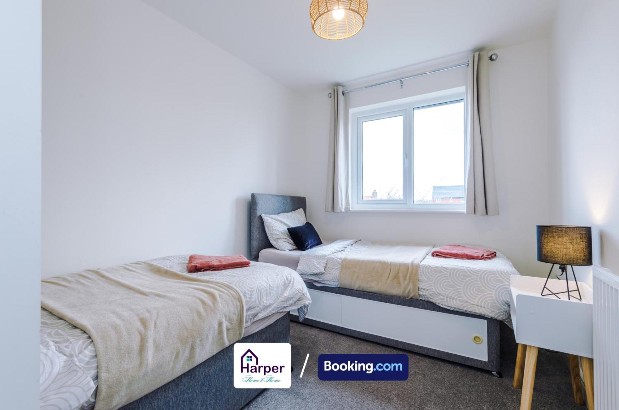 Prime Location 3 Storey By Harperletting Short Lets & Serviced Accommodation Chester With Driveway Long Or Short Stays Hough Green Экстерьер фото