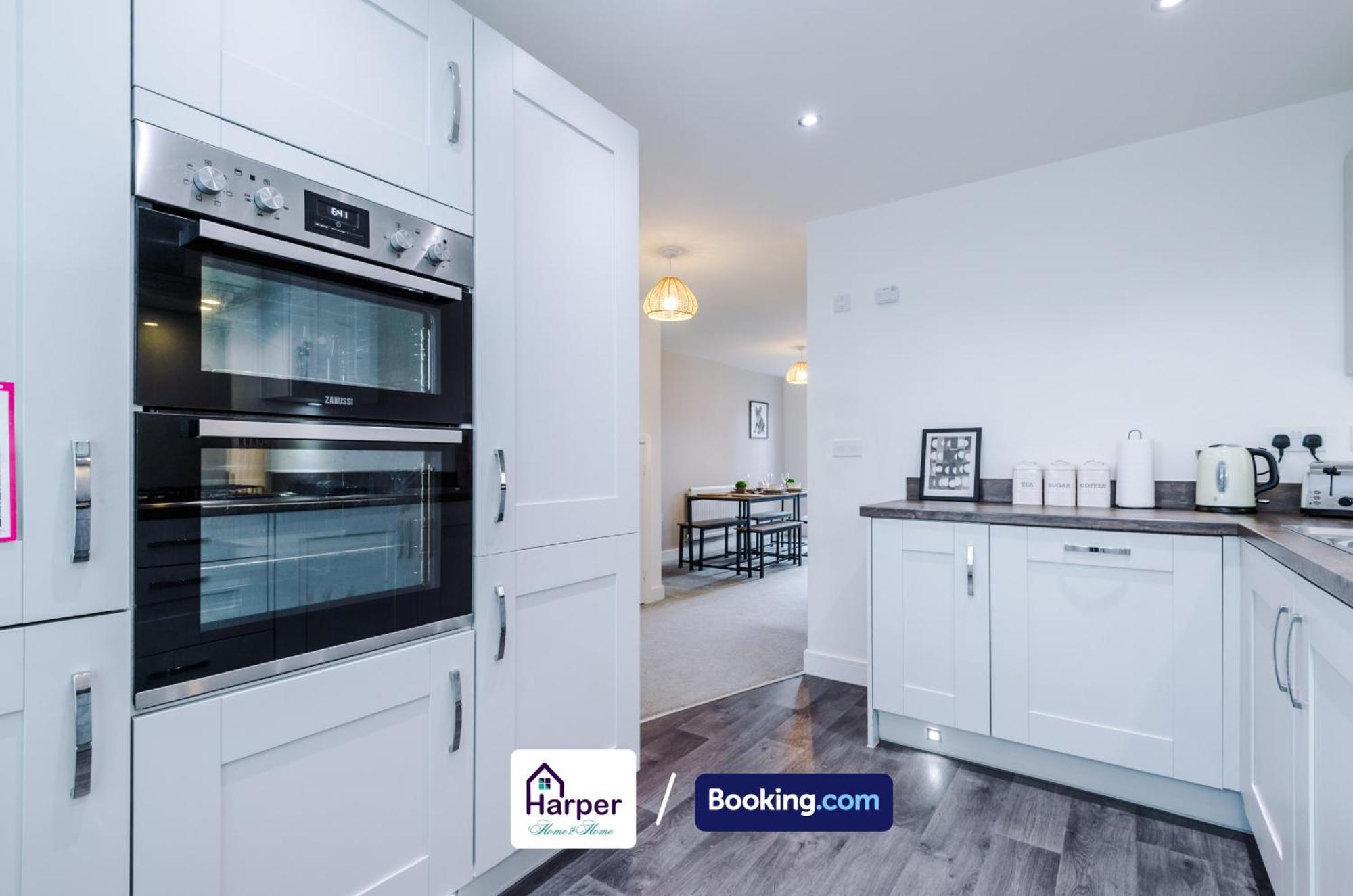 Prime Location 3 Storey By Harperletting Short Lets & Serviced Accommodation Chester With Driveway Long Or Short Stays Hough Green Экстерьер фото