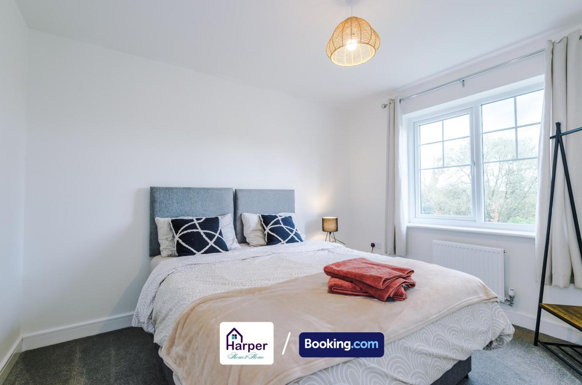 Prime Location 3 Storey By Harperletting Short Lets & Serviced Accommodation Chester With Driveway Long Or Short Stays Hough Green Экстерьер фото