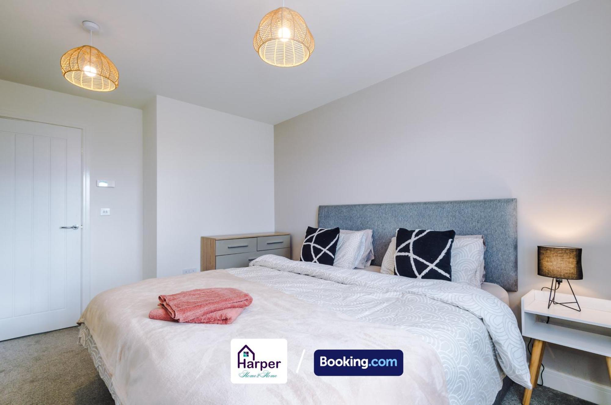 Prime Location 3 Storey By Harperletting Short Lets & Serviced Accommodation Chester With Driveway Long Or Short Stays Hough Green Экстерьер фото