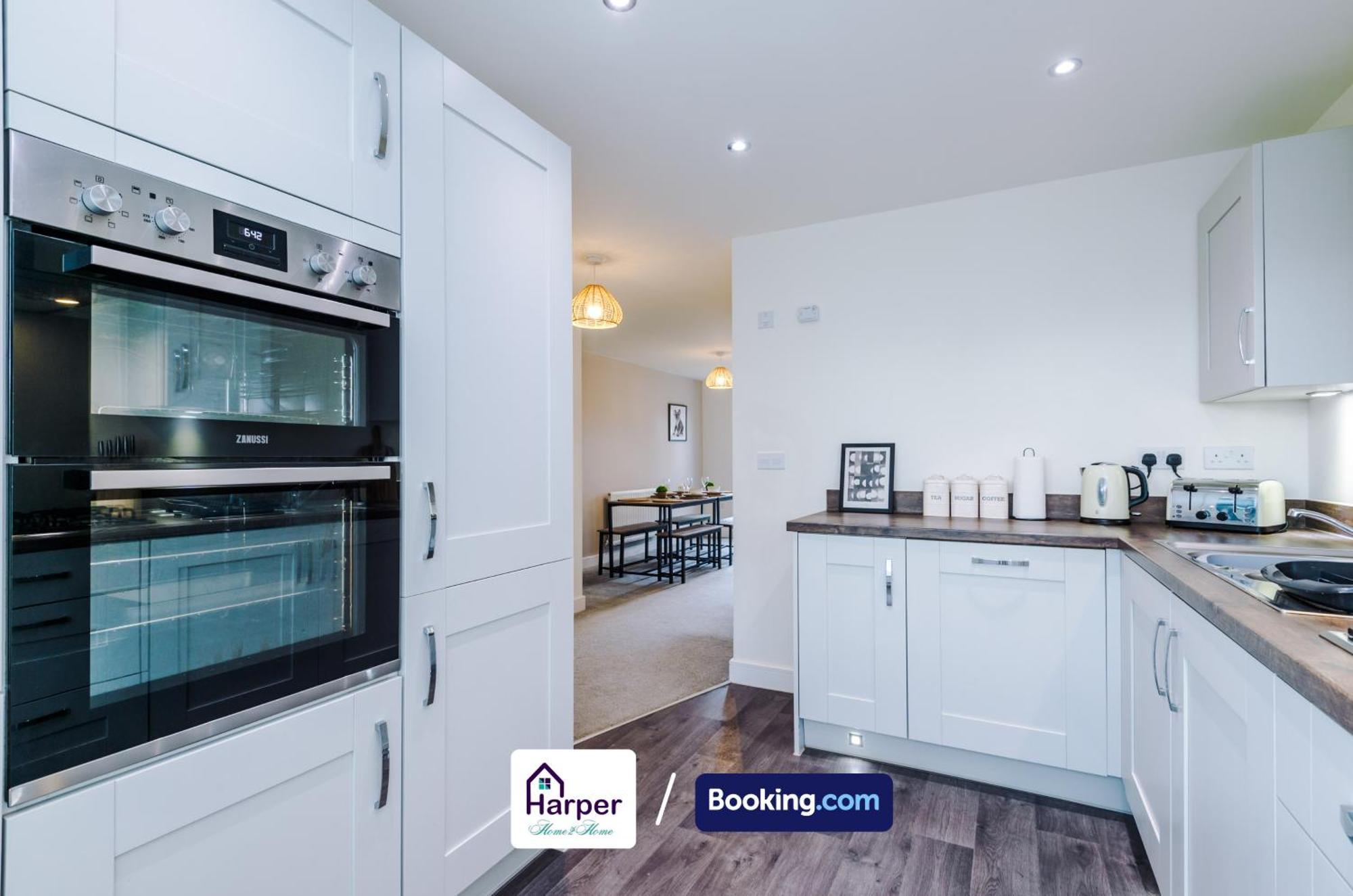 Prime Location 3 Storey By Harperletting Short Lets & Serviced Accommodation Chester With Driveway Long Or Short Stays Hough Green Экстерьер фото