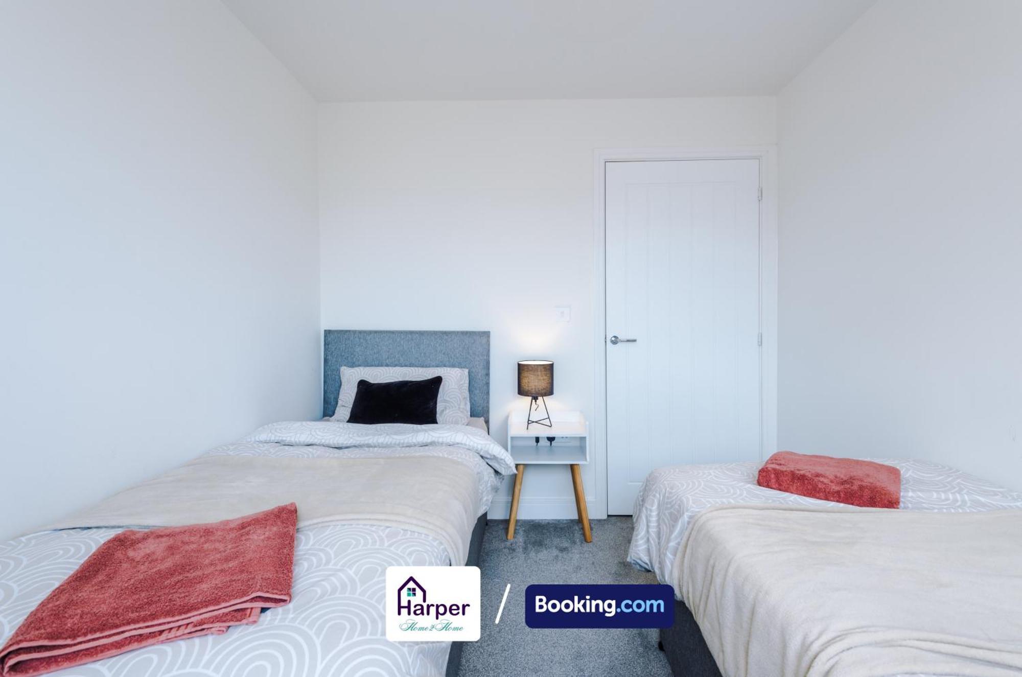 Prime Location 3 Storey By Harperletting Short Lets & Serviced Accommodation Chester With Driveway Long Or Short Stays Hough Green Экстерьер фото