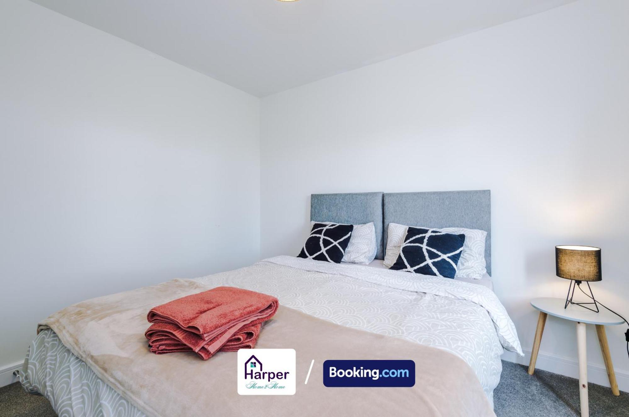 Prime Location 3 Storey By Harperletting Short Lets & Serviced Accommodation Chester With Driveway Long Or Short Stays Hough Green Экстерьер фото