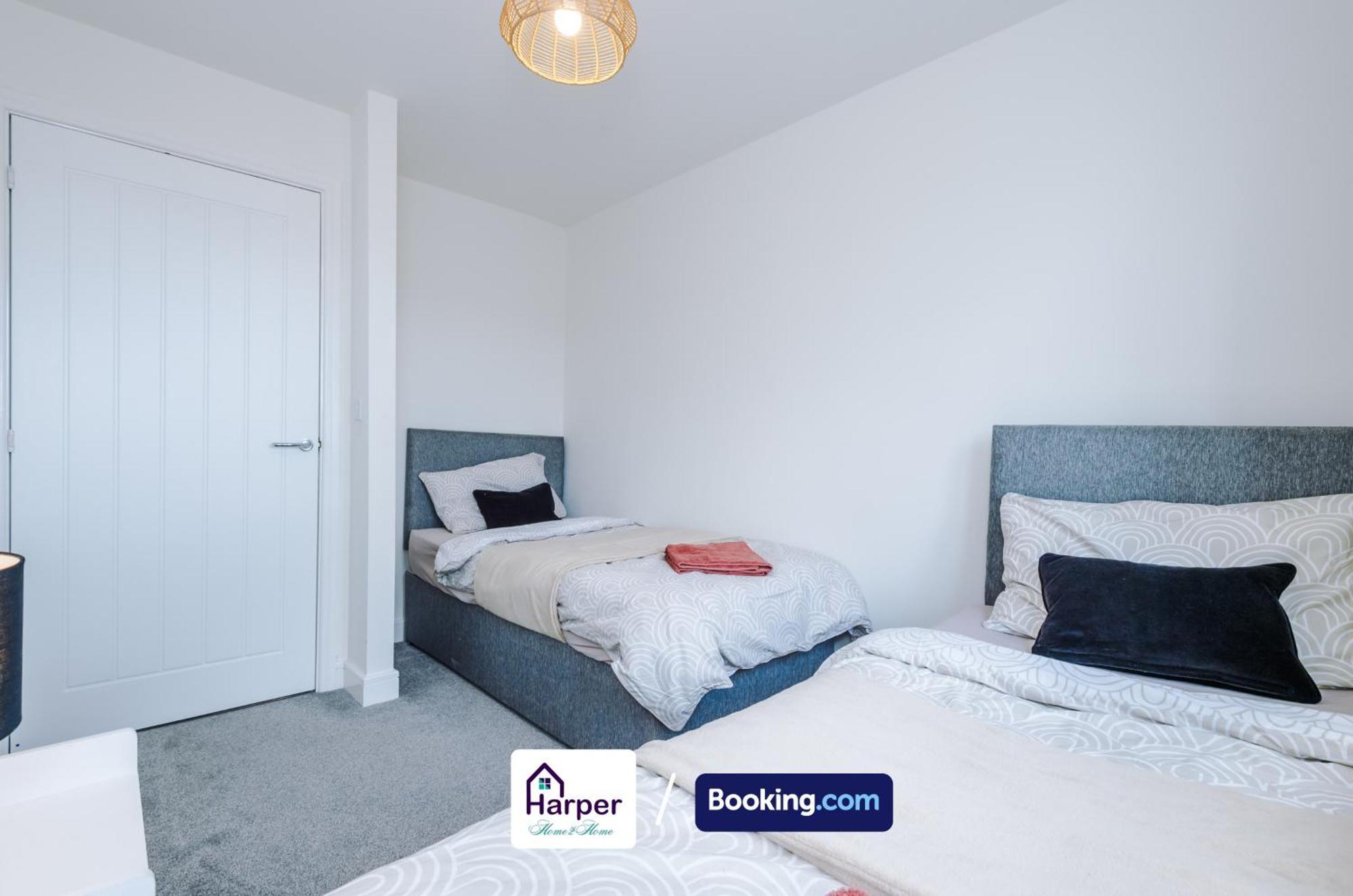 Prime Location 3 Storey By Harperletting Short Lets & Serviced Accommodation Chester With Driveway Long Or Short Stays Hough Green Экстерьер фото