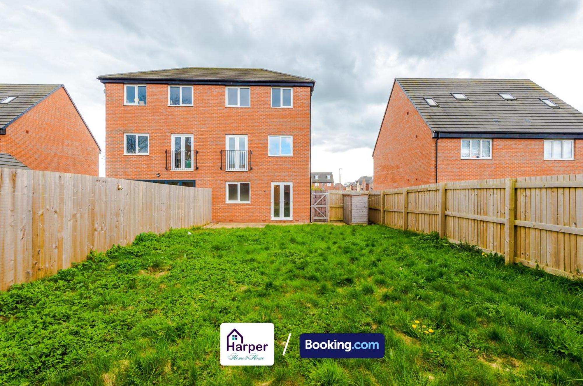 Prime Location 3 Storey By Harperletting Short Lets & Serviced Accommodation Chester With Driveway Long Or Short Stays Hough Green Экстерьер фото